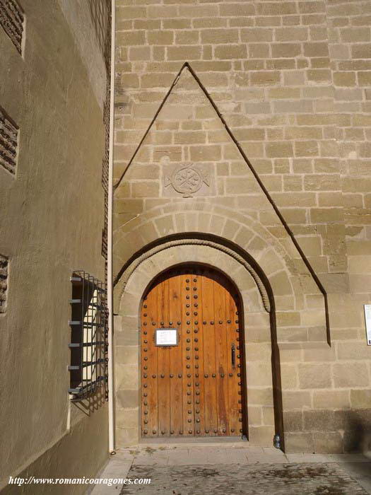 PORTADA DE ACCESO EN MURO SUR. PUERTA DEL CONCEJO